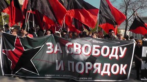 Marcha de “anarquistas” en Moscú, bajo la consigna “por la libertad y el orden” … pero del Capital, les faltó agregar.